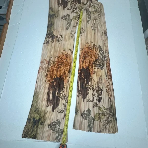 NEW PrettyLittleThing NUDE FLORAL PRINTED PLISSE MID RISE WIDE LEG PANTS 6 - Picture 8 of 13